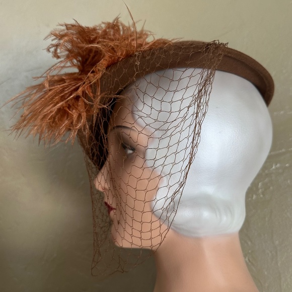 CAPTIVATING 1930s' TAN CLOCHE HAT WITH RUST OSTRICH FEATHERS + VEIL - Picture 4 of 13
